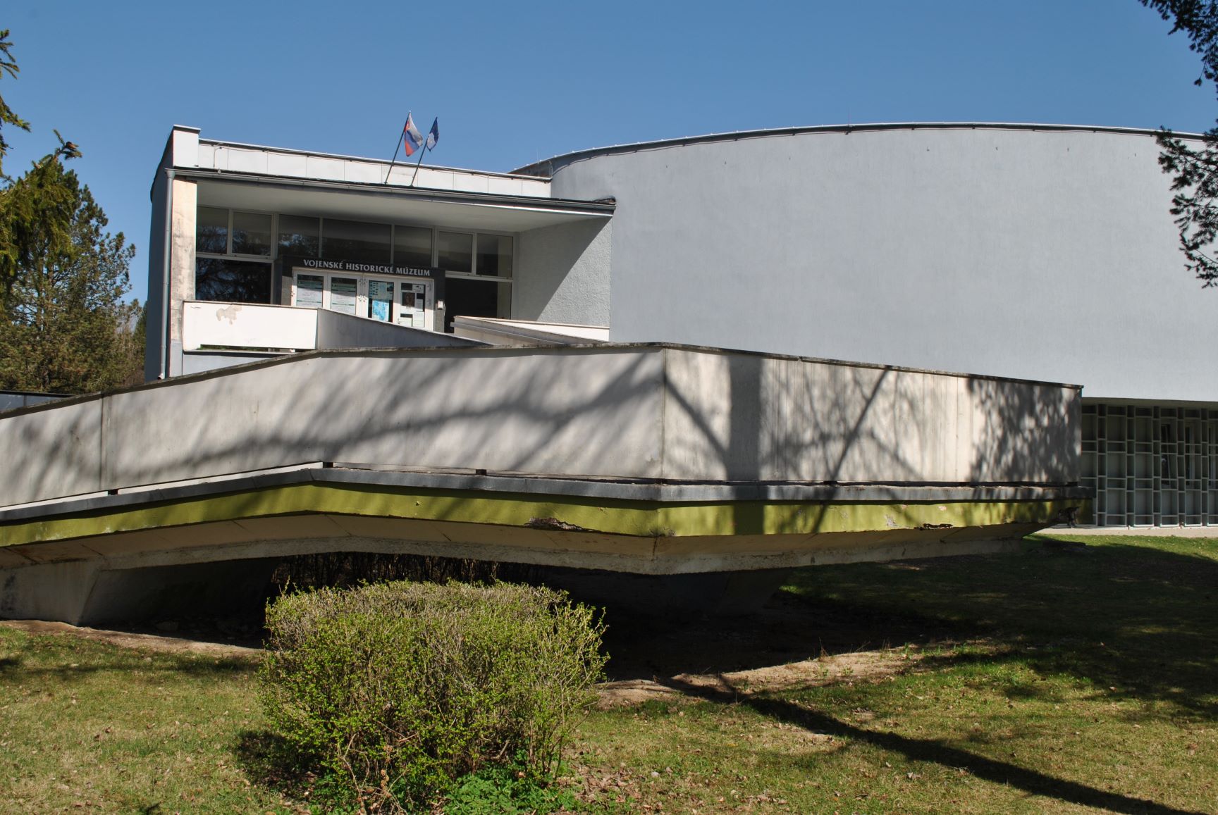 Budova Centrálnej expozície Vojenského historického múzea Mo Svidník (apríl 2019)