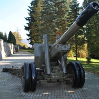152 mm kanónová húfnica vz. 37 pri Pamätníku sovietskej armády vo Svidníku (1.) (október 2017)