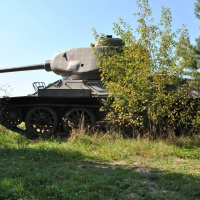 stredný tank T34-85 zo symboliky Tanková rota v útoku v obci Kružlová v Údolí smrti v okrese Svidník (4.) (september 2018)
