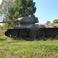 stredný tank T34-85 zo symboliky Tanková rota v útoku v obci Kružlová v Údolí smrti v okrese Svidník (8.) (september 2018)
