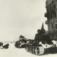 Sov. tanky vstupujú do Stalingradu.