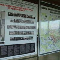 Situačná mapa bojov o Duklu a prezentácia fotografií Karpatsko-duklianskej operácie v hornej kupole vyhliadkovej veže