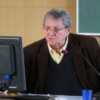 Doc. PhDr. Vladimír Segeš, PhD. pri power-pointovej prezentácii témy Stredoveká spoločnosť a faktor hry