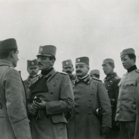 3. Srbský následník trónu Alexander I. medzi čs. dobrovoľníkmi 1915 jpg