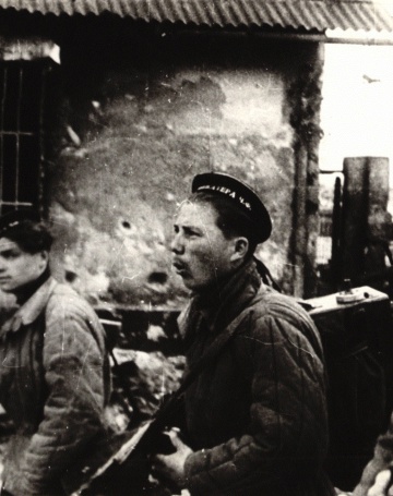 Úderná skupina Dunajskej vojenskej riečnej flotily kontraadmirála G. N. Cholosťakova na Šancovej ulici v Bratislave 4. 4. 1945