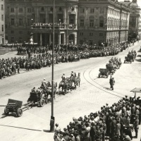 Slávnostný pochod sovietskej Červenej armády pred budovou Slovenského národného divadla, Bratislava, jar - leto 1945