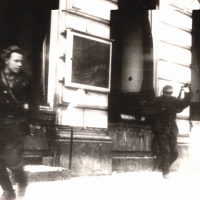Nemecký vojak sa vzdáva sovietskej Červenej armáde. Bratislava 4. 4. 1945