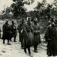 Zranení rakúsko-uhorskí vojaci po ošetrení na poľnom obväzisku sa presúvajú do zápolia. Halič, Východný front 1915