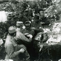 Poľná ošetrovňa. Očkovanie príslušníkov pešieho pluku 11 rakúsko-uhorskej armády na talianskom fronte, 1918