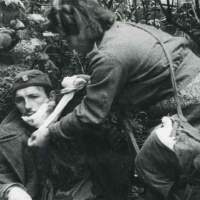 Z bojov 1. čs. armádneho zboru na Dukle na jeseň 1944. Zdravotníčka ošetruje raneného vojaka