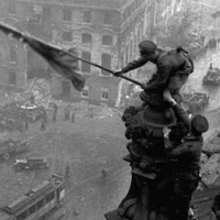 30. 4. 1945 vojaci Červenej armády vztýčili nad budovou Ríšskeho snemu v Berlíne  zástavu víťazstva. Nemecké vojská nachádzajúce sa v Berlíne kapitulovali 2. 5. 1945