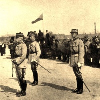 Veliteľ Francúzskej vojenskej misie v ČSR generál Maurice Pellé (prvý zľava) a veliteľ Západnej armádnej skupiny generál Eugène D. A. Mittelhauser preberajú velenie nad čs. vojskom na Slovensku 1. júna 1919