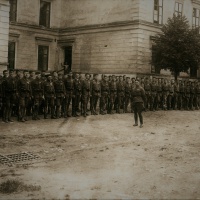 Skupina sokolských dobrovoľníkov (II. sokolský prápor) na nádvorí kasární v Ružomberku v júni 1919