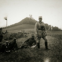 Štáb plk. Josefa Šnejdárka, veliteľa 2. pešej divízie, pod Kalváriou v Banskej Štiavnici počas  bojov proti Maďarom, 27. jún 1919