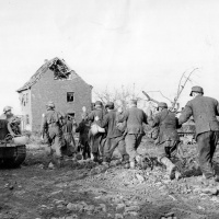 Nemeckí vojaci zajatí príslušníkmi Československej samostatnej obrnenej brigády pri Dunkerque