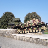 Pomník s názvom ,,TATRAN“ zobrazujúci stredný tank T-34/85 vklinený do stredného tanku Panzerkampfwagen IV a symbolizujúci ťažké tankové boje, 2018