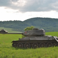 Stredné tanky T-34/85 v bojovom postavení, ktoré na lúke medzi obcami Nižná Pisaná, Kružlová a Kapišová symbolizujú tzv. sovietsku tankovú rotu v útoku, 2018.
