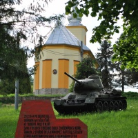 Stredný tank T-34/85 v bojovom postavení nachádzajúci sa v obci Nižná Pisaná, 2018.