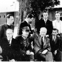Veliteľ československej vojenskej skupiny pplk. Ludvík Svoboda (v prvom rade druhý zľava) so skupinkou jej príslušníkov v Malých Bronowiciach