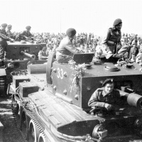 Tanky obrnenej brigády po sústredení na pražskom Výpichu 29. 5. 1945 (VHA Praha)