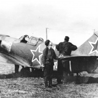 Strážny s mechanikom pri lietadle Lavočkin La-5FN