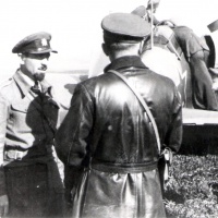 Veliteľ 1. čs. stíhacieho pluku v ZSSR štábny kapitán František Fajtl (prvý zľava) na povstaleckom letisku Zolná