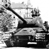 1. čs. tankovej brigády s tankom IS-2 v uliciach Prahy (17.5.1945)