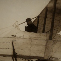 Štefánik v lietadle Farman MF.11 na francúzskom fronte v roku 1915.