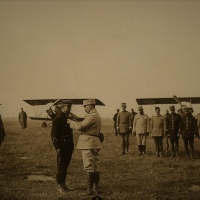 Dekorovanie podporučíka Štefánika francúzskym vyznamenaním Vojnový kríž s palmou, ktoré prevzal 16. augusta 1915 z rúk veliteľa leteckej eskadry MF-54 kapitána E. H. Prata.