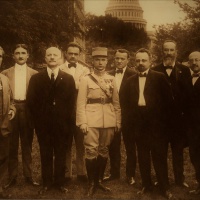 Major Štefánik (uprostred) so skupinou predstaviteľov slovenských a českých krajanských organizácií vo Washingtone; 1. júl 1917.
