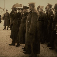 Generál M. R. Štefánik (v popredí uprostred) pri slávnostnom ceremoniáli udelenia ruského Rádu sv. Juraja čs. legionárskemu vojsku v Jekaterinburgu, 10. december 1918.