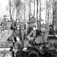Vojaci čs. samostatnej obrnenej brigády pred odchodom do bojovej akcie pri Dunkerque