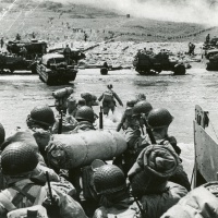 Americkí vojaci pri vylodení na pláži Omaha.
