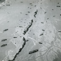 Letecký záber na spojenecké plavidlá pri jednej z piatich pláži v Normandii, na ktorých sa vylodili spojenecké pozemné sily.