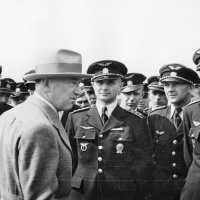 Prezident ČSR a vrchný veliteľ čs. brannej moci Dr. E. Beneš počas rozhovoru s čs. letcami po ich príchode z Francúzska do Veľkej Británie. Cosford, júl 1940. VÚA-VHA Praha.