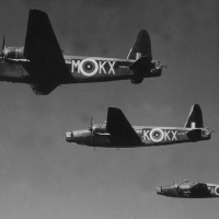 Trojica bombardovacích lietadiel typu Vickers Wellington patriacich do leteckého parku  311. čs. bombardovaciu peruť.  VHA Bratislava