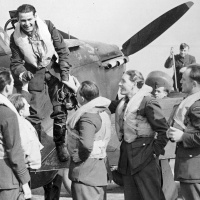Príslušníci 310. čs. stíhacej perute sa ako prvý z našich letcov zapojili do bojov v bitke o Britániu. Spolubojovníci po bojovom lete vítajú Sgt. Aloisa Dvořáka. Archív Jiřího Rajlicha. 