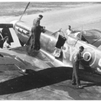 Najmladšia čs. stíhacia peruť - 313. čs. stíhacia peruť britského Kráľovského letectva mala vo výzbroji stíhacie lietadlá typu Vickers Supermarine Spitfire. Na trupe niesli kódové označenie „RY“. Archív Jiřího Rajlicha.