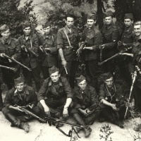 Samostatný partizánsky oddiel Jána Reptu v doline Lopušná, pred prvým bojom proti Nemcom (veliteľ oddielu Ján Repta, 5. zľava). September 1944.