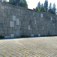 Oprava cintorína s pamätníkom – Pamätník sovietskej armády vo Svidníku (oprava spodného oporného múra – výmena kameňov, vrátane výmeny čelného rohového kameňa piedestálu) - Pohľad 2