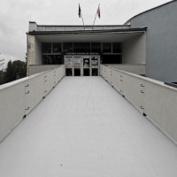 Oprava rampy a exteriérového vstupu z rampy do budovy múzea vo Svidníku - Rampa po oprave - čelný pohľad