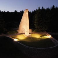 Pamätník čs. armádneho zboru s vojnovým cintorínom na Dukle, jeho nasvietenie, jún 2021 