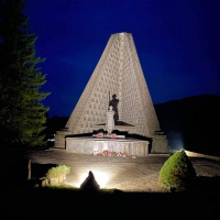 Pamätník čs. armádneho zboru s vojnovým cintorínom na Dukle, jeho nasvietenie, jún 2021 