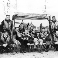 F/O Otto Smik (kľačiaci 2. zľava) so svojimi spolubojovníkmi od 222. stíhacej perute Natal.