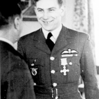 F/O Otto Smik po dekorovaní britským DFC. Vysoko cenené vyznamenanie prevzal od A/V/M Hugha W. L. Saundersa, veliteľa 11. skupiny ADGB (Veľká Británia, Hillingdon House, Uxbridge, 31. 1. 1944)