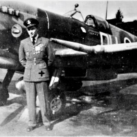F/Lt Otto Smik, DFC, veliteľ B-letky 312. stíhacej perute RAF pred Spitfirom Mk. IXC, s trupovým označením DU-N. 