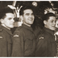 Jaroslav Klemeš (v strede) už s britskou výsadkárskou nášivkou s kamarátmi počas vianočných sviatkov 1941