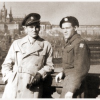 Tu sú už obaja kamaráti po stretnutí  v oslobodenej Prahe v lete 1945...
