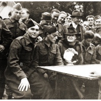 Stretnutie vojakov s manželkou prezidenta Eduarda Beneša kdesi v Anglicku – Jaroslav Klemeš sediaci úplne vľavo
