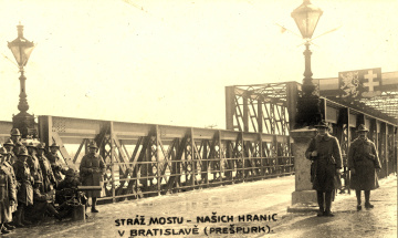 Stráž čs.  legionárov z Talianska na moste cez Dunaj v Bratislave vo februári 1919
